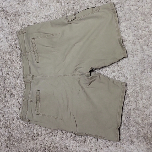 Wrangler relaxed fit cargo shorts - Picture 2 of 3
